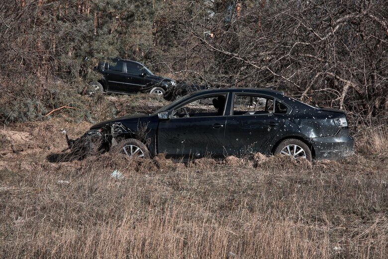 Автомобіль зі слідами влучань осколків.