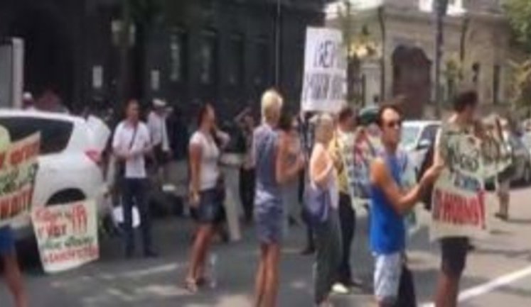 Вкладники ліквідованого банку "Михайлівський" перекрили вулицю біля будівлі НБУ. ВIДЕО