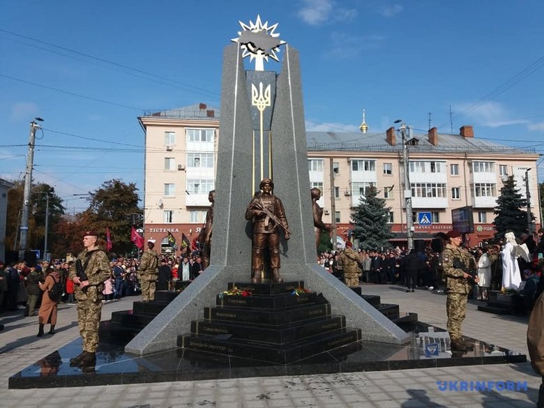 У Житомирі відкрили памятник Захисникам України у війні з російським агресором 06