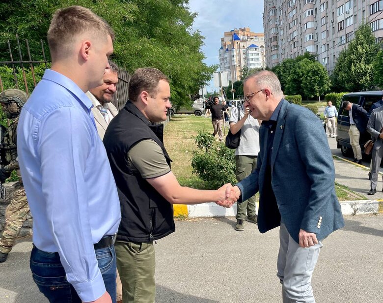 Премьер-министр Австралии Албаниз посетил Бучу, Гостомель и Ирпень, - Кулеба 06