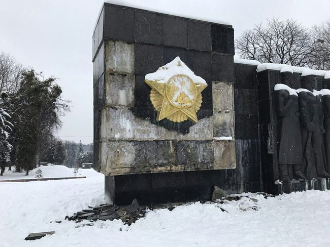 Во Львове разрисовали и повредили Монумент Славы, - Нацполиция 02