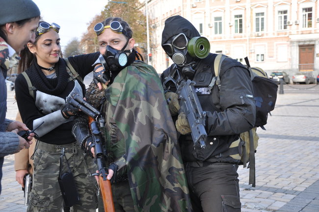 Парад зомби прошел в центре Киева 25