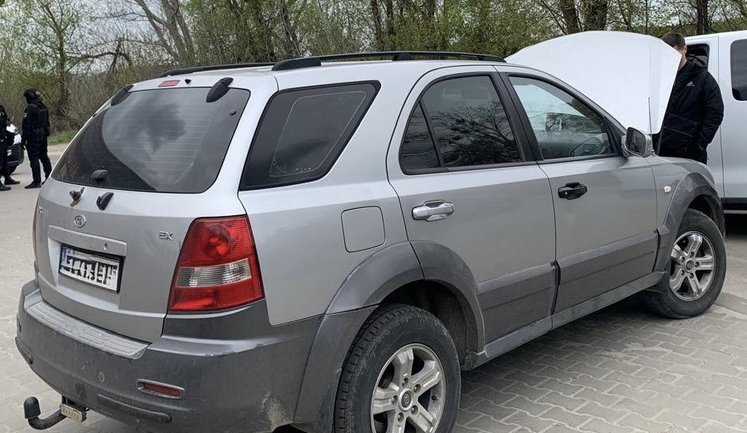 Викрито схему продажу гуманітарних авто для ЗСУ. ФОТОрепортаж