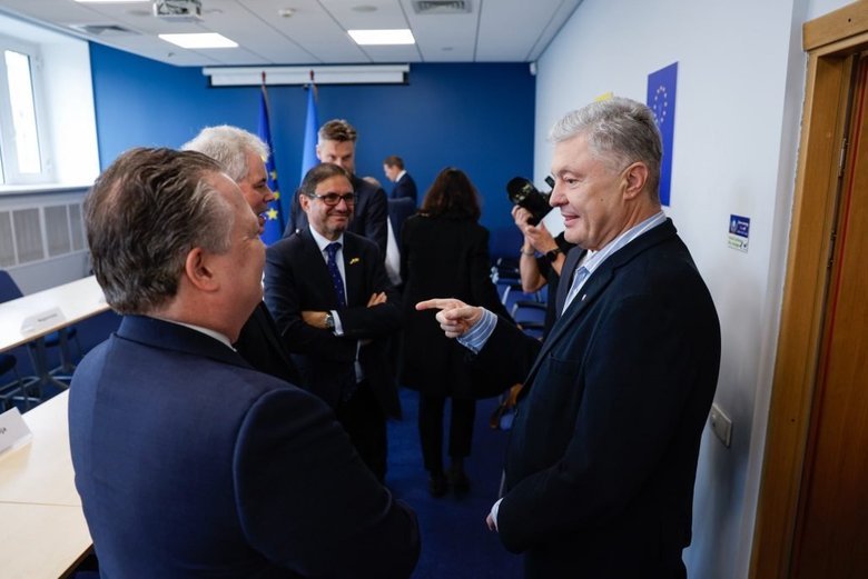 Порошенко провів зустріч із послами ЄС