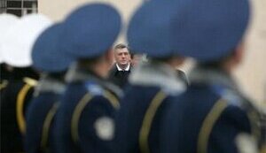 Президент решил подчинить себе всех людей в погонах