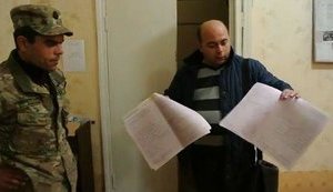На округе в Донецкой области, где победил экс-"регионал" Шкиря, найдены пустые протоколы с мокрыми печатями. ВИДЕО