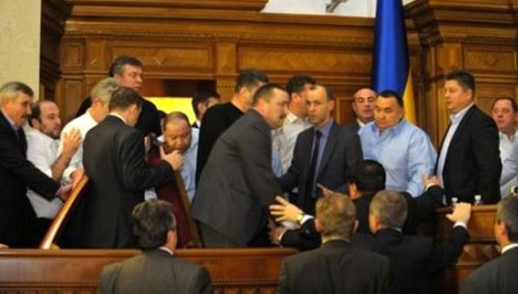 Прокуратура возбудила дело по факту наненесения легких телесных повреждений трем нардепам во время побоища в Раде