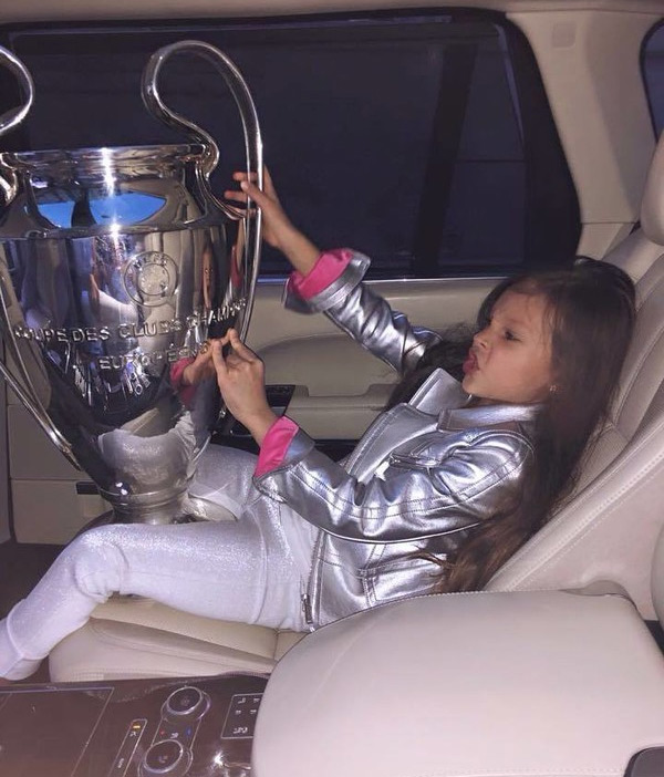 Донька нардепа та голови ФФУ Павелка бавиться з Кубком Ліги чемпіонів у люксовому автомобілі 01