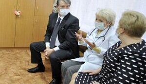 Ющенко надел маску и пошел по больницам и аптекам. ФОТОрепортаж.