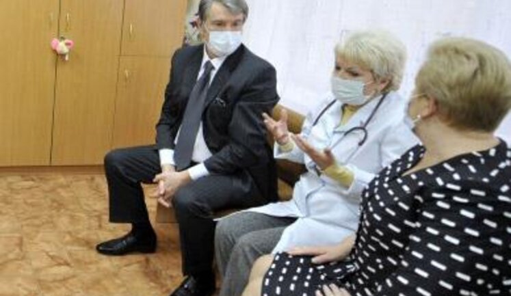 Ющенко надел маску и пошел по больницам и аптекам. ФОТОрепортаж.