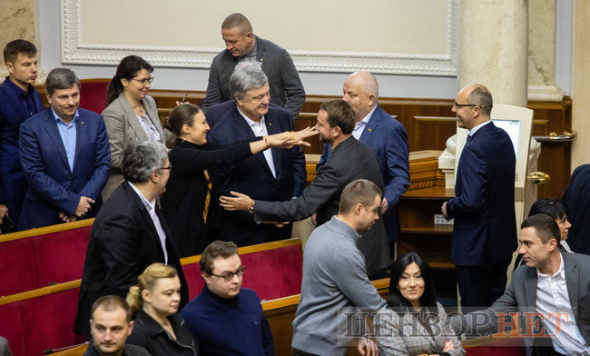 Вітальний поцілунок Стефанчука і Третьякової, замислена Тимошенко і розпростерті обійми Федини для Вятровича, - робота ВР 3 грудня 12