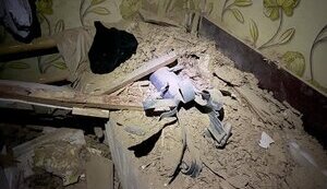 Дитяче ліжко з уламком від снаряду з ворожого "Граду" у Марганці. ФОТОфакт
