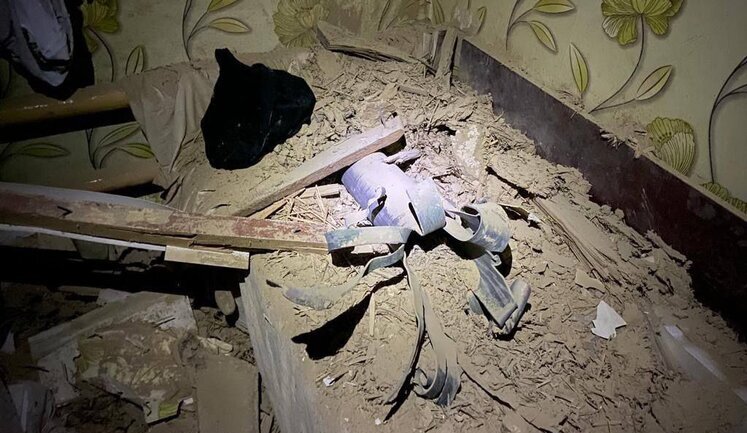 Дитяче ліжко з уламком від снаряду з ворожого "Граду" у Марганці. ФОТОфакт