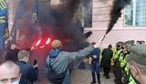 Под Печерским судом представители "Нацкорпуса" жгли фаеры и скандировали "Медведчук - кремлевская гнида". ВИДЕО+ФОТОрепортаж