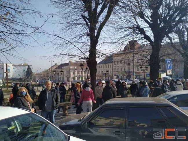 У Чернівцях підприємці вийшли на карантинний протест: Постанова Кабміну суперечить Конституції 04