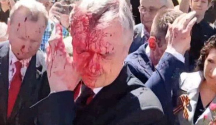 "Інцидент, який, безумовно, викликає жаль", - МЗС Польщі про облитого посла Росії