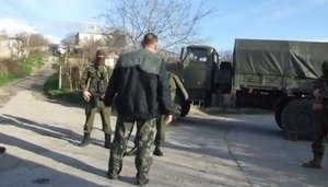 Brave Ukrainian midshipman to armed Russian occupants: "You are on my land ! Putin, don’t play dumb". VIDEO
