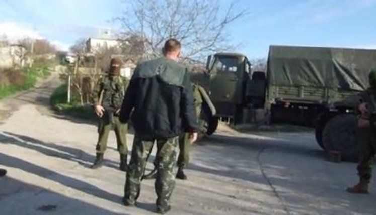 Brave Ukrainian midshipman to armed Russian occupants: "You are on my land ! Putin, don’t play dumb". VIDEO