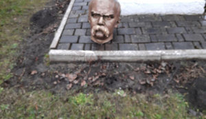 В Ивано-Франковской области вандалы обезглавили памятник Шевченко. ФОТОрепортаж