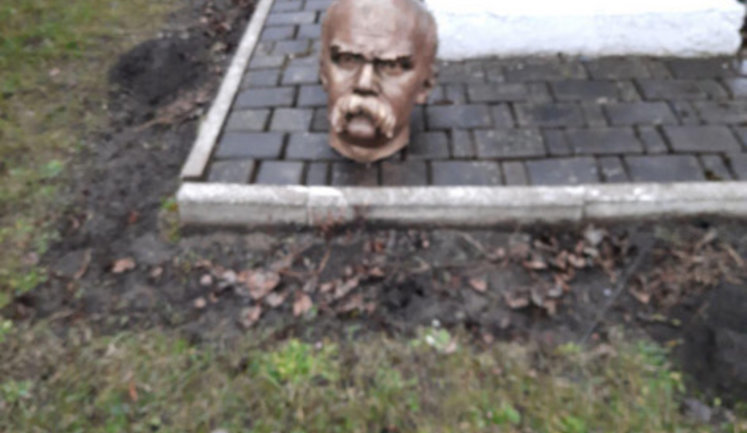 В Ивано-Франковской области вандалы обезглавили памятник Шевченко. ФОТОрепортаж