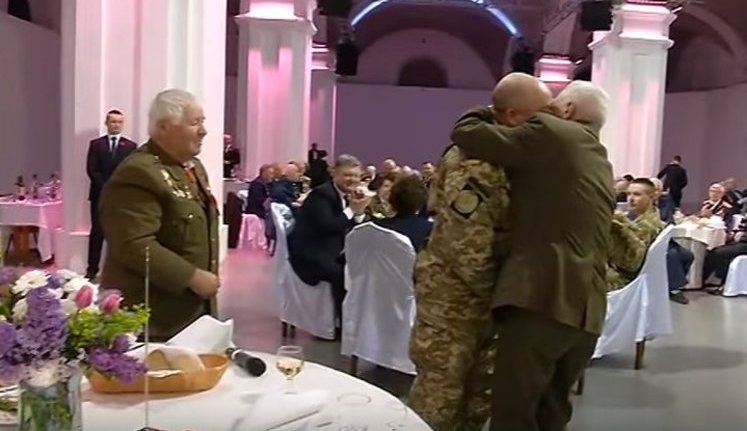 Ветераны УПА, Красной армии и участники АТО символически обменялись военными фуражками в День памяти и примирения. ВИДЕО