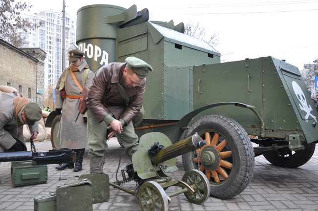 У Києві відбулася історична реконструкція бою за завод Арсенал між військами УНР і більшовиками 08