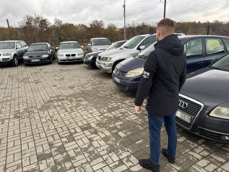 Три благодійні фонди продали понад 700 авто, які ввезли під виглядом допомоги для ЗСУ