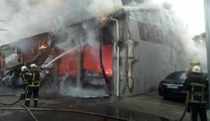 На СТО в Киеве полностью сгорели три автомобиля, еще четыре - повреждены, - ГСЧС. ВИДЕО+ФОТОрепортаж