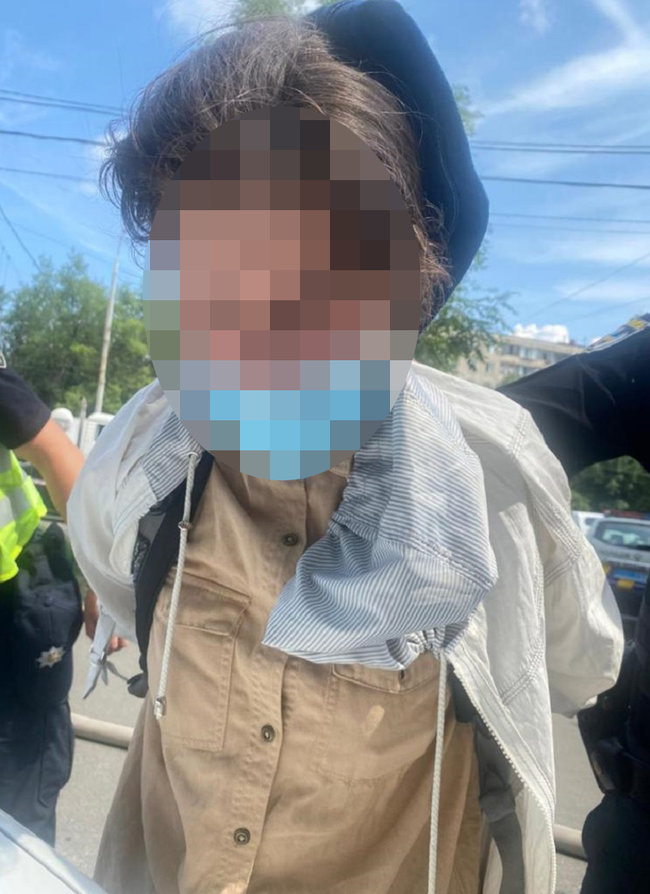 Жінка із застосуванням коктейлю Молотова пограбувала банк у Києві: нападницю затримано (оновлено) 02
