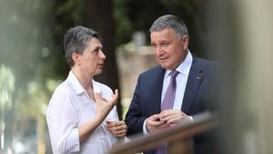Аваков зустрівся з мамою засудженого в Італії нацгвардійця Марківа