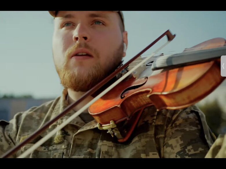 Парамедик і скрипаль Мойсей Бондаренко: Музика на війні додає сил, виступає терапевтом, дає можливість подумати про щось своє, розслабитись 05