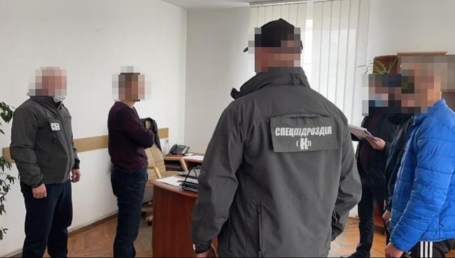 На Житомирщине двое полицейских задержаны при получении взятки талонами на 1,1 тыс. литров топлива, - прокуратура 02