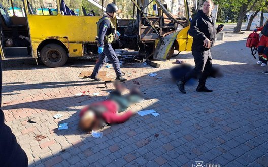 Удар РФ по маршрутці у Нікополі: кількість поранених зросла до 16, три людини у важкому стані