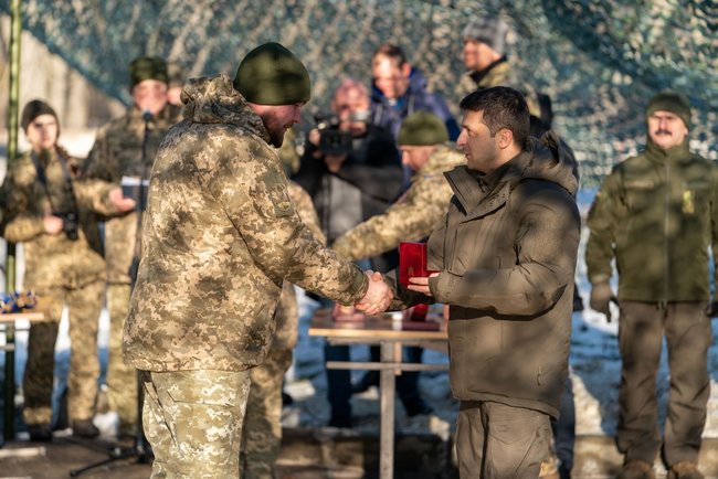 Зеленський на Донбасі: перед зустріччю в нормандському форматі я переконався, що наша армія готова до будь-якого розвитку ситуації 05