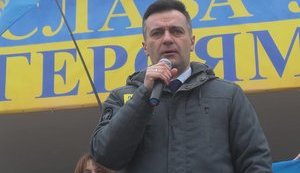Екс-журналіст Гнап подав документи в ЦВК і отримав у подарунок шапку з Давосу. ВІДЕО+ФОТОрепортаж