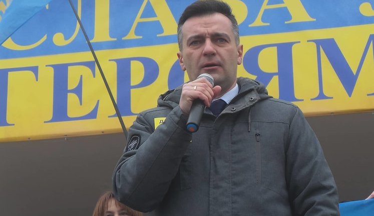 Екс-журналіст Гнап подав документи в ЦВК і отримав у подарунок шапку з Давосу. ВІДЕО+ФОТОрепортаж