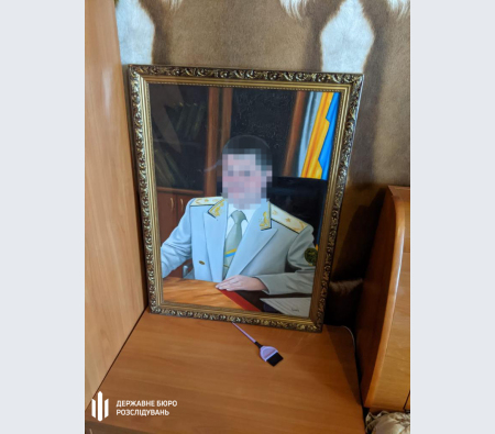 Ексзаступник начальника Дніпропетровської митниці допомагав ввозити нові авто під виглядом б/в: йому загрожує 6 років вязниці, - ДБР 02