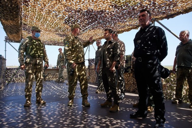 Zelenskyi watches military exercises in Mykolaiv region 06