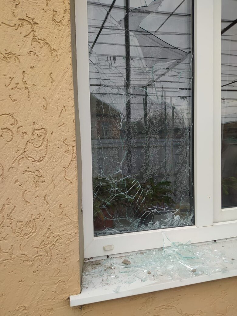 Оккупанты атаковали Никополь дроном-камикадзе и из артиллерии: повреждено оздоровительное заведение, дома, ЛЭП и газопровод 04