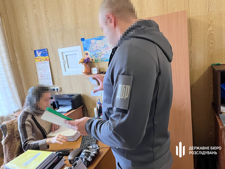 Руководитель ТЦК в Запорожье помог более 300 уклонистам. Услуга стоила $2-3 тыс. 03