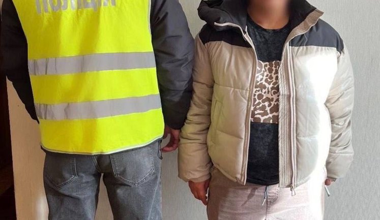 Поліцейські викрили жінку, яка під виглядом "відьми" обдурила 19-річну дівчину на 120 тисяч гривень. ФОТОрепортаж