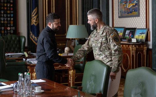 Зеленський зустрівся з військовослужбовцем і письменником Ілларіоном Павлюком. ФОТО