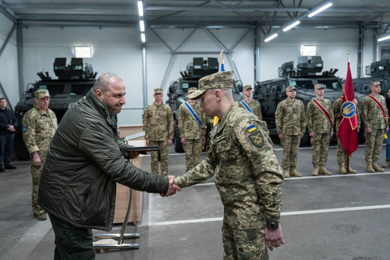 Умєров передав бронеавтомобілі Козак бійціям 225 штурмового батальйону