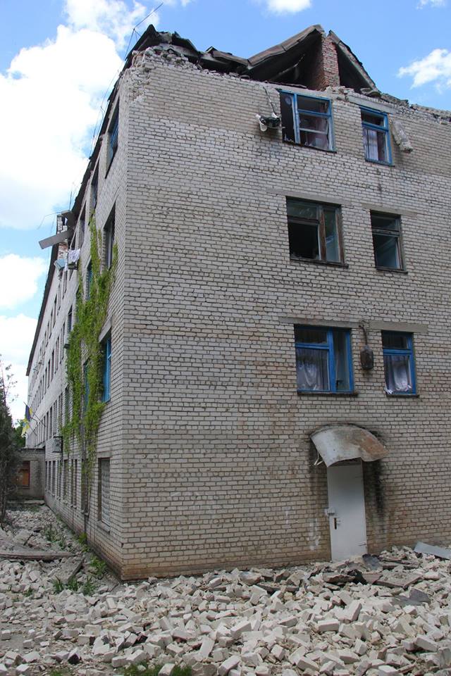 Наслідки обстрілу бойовиками Красногорівки 04 Наслідки обстрілу бойовиками Красногорівки 04