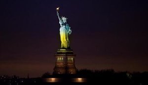 Статуи Свободы в США и Христа-Искупителя в Бразилии "перекрасили" в цвета украинского флага. ФОТО