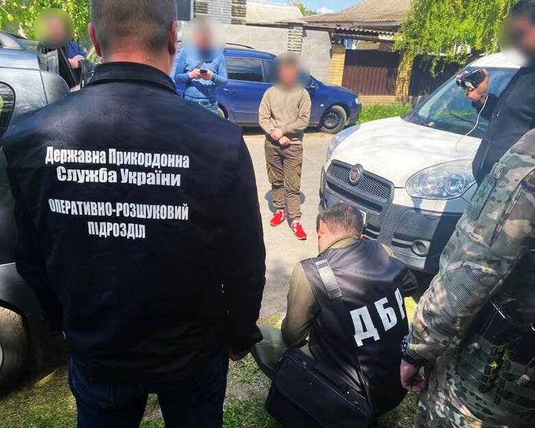 На Сумщині затримали уродженця РФ, який за 6,5 тис. доларів переправляв людей до Росії через Молдову 04 На Сумщині затримали уродженця РФ, який за 6,5 тис. доларів переправляв людей до Росії через Молдову 04