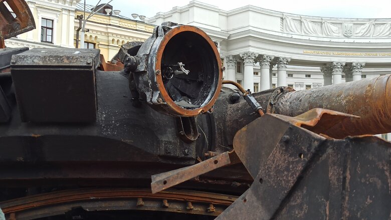 Танк, БМД та Тигр: В центрі Києва відкрилась виставка демілітаризованої техніки російських окупантів 29