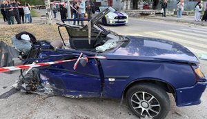 Jaguar driver crashes into public transport stop in Dnipro: one dead and several injured. PHOTOS