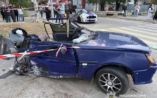 Водій на Jaguar врізався в зупинку громадського транспорту в Дніпрі: є загибла та поранені. ФОТОрепортаж