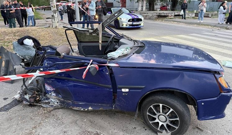 Jaguar driver crashes into public transport stop in Dnipro: one dead and several injured. PHOTOS
